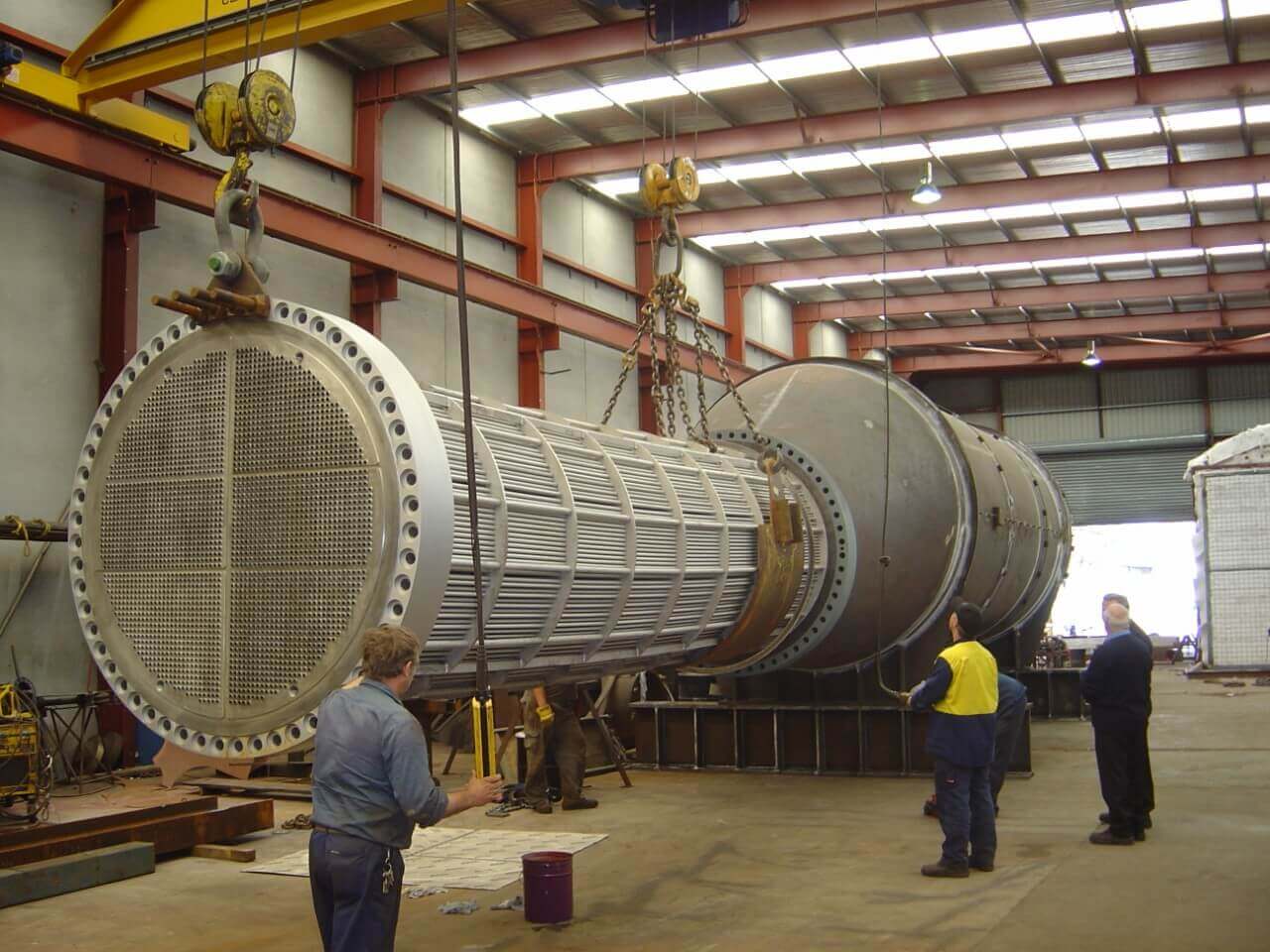 LA-2129-WEL-V-Exchanger-Loading-bundle-into-shell (1)
